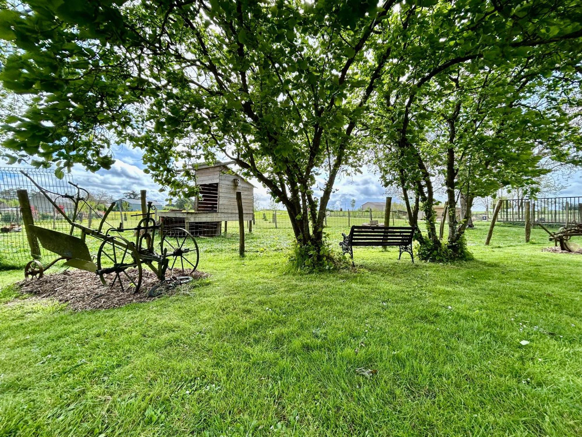 Mobilhome Sous Chalet En Bois A La Ferme Josnes 외부 사진